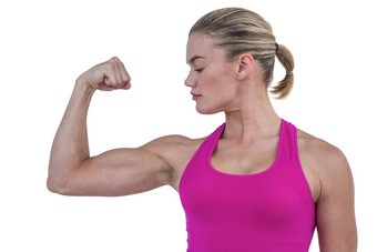 中期部分肌肉发达的女人弯曲肌肉