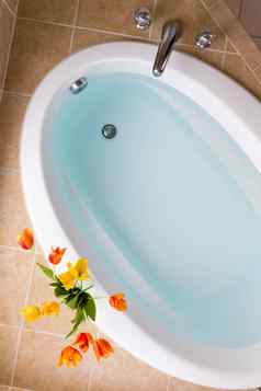 椭圆形浴缸填满清洁水