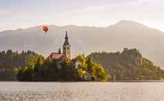 天主教教堂流血湖流血城堡斯洛文尼亚热空气气球飞行日出