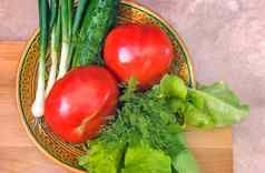 新鲜的蔬菜西红柿黄瓜洋葱生菜