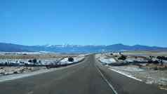 风景优美的沙漠高速公路美国