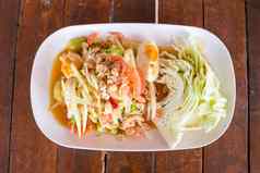 绿色木瓜沙拉咸蛋木表格原始辣的泰国食物受欢迎的