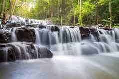 美丽的深森林瀑布山 姆局域网瀑布国家公园Saraburi泰国