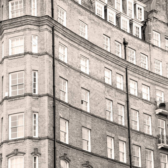 欧洲伦敦红色的砖墙历史窗口