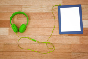视图绿色耳机蓝色的平板电脑