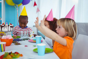 兴奋孩子们享受生日聚会，派对