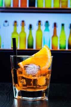 玻璃斯普利茨开胃酒阿培罗尔鸡尾酒橙色片冰多维数据集酒吧表格迪斯科休息室酒吧大气背景
