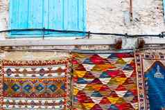 蓝色的窗口摩洛哥建设墙红色的地毯