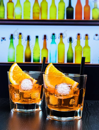 眼镜斯普利茨开胃酒阿培罗尔鸡尾酒橙色片冰多维数据集酒吧表格迪斯科大气背景