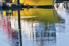 黄色的帆船反射韦斯特波特灰色港华盛顿
