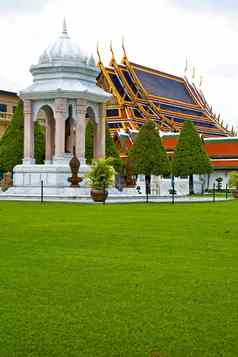 人行道上黄金寺庙曼谷草寺庙