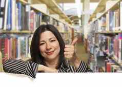 拉美裔女人拇指白色董事会图书馆