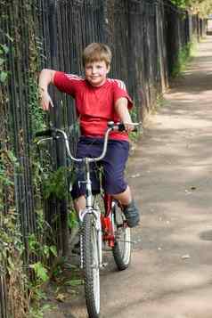 男孩自行车