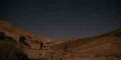 徒步旅行晚上沙漠