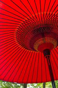 传统的红色的伞