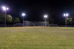 空棒球场晚上灯