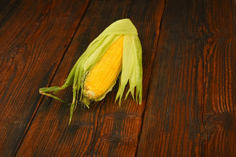 开放玉米结实的矮古董木表面