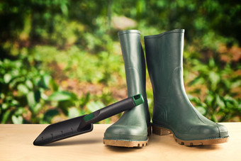 绿色橡胶靴子花园工作