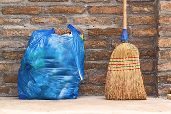 家庭扫帚地板上清洁垃圾袋