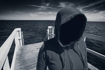 不知名的连帽认不出来女人海洋码头绑架