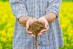 农民检查土壤质量肥沃的农业农场土地