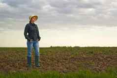 女农民站肥沃的农业农场土地土壤