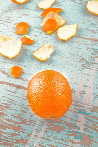新鲜的<strong>橙</strong>色水果皮乡村木背景