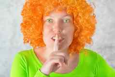 橙色女孩手指嘴唇