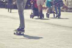 滑板者骑滑板城市街人行道上