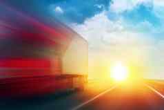超速行驶运输交付卡车开放高速公路