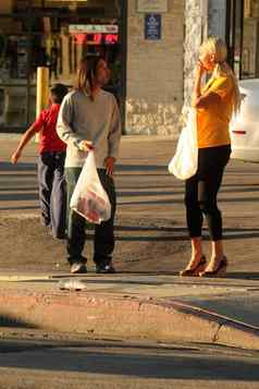 玛丽凯里斯名人康复中心明星发现好撒玛利亚人这些洛杉矶可口可乐爆炸滴购物袋年轻的男孩冲援助选择袋旁观者提供了可口可乐杂货店袋好莱坞imagecollect