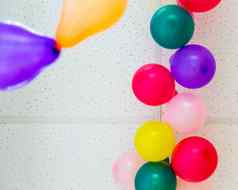 色彩斑斓的气球天花板