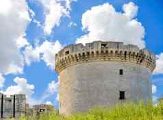 rovine中世纪的塔城堡蓝色的天空云