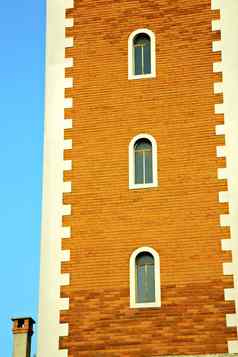 阳光明媚的一天米兰意大利墙教堂塔