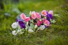 不错的花束白色玫瑰淡紫色花