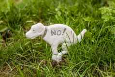狗雕像禁止狗草坪上