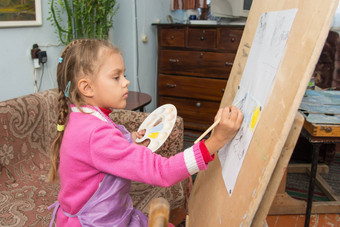 女孩研究绘画艺术家的工作室