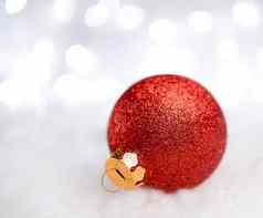 圣诞节装饰红色的球雪模糊背景假期灯问候卡