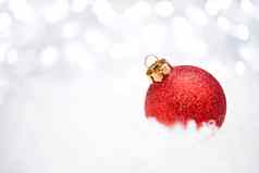 圣诞节装饰红色的球雪模糊背景假期灯问候卡