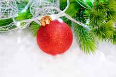 圣诞节装饰红色的球绿色冷杉分支白色灯雪问候卡