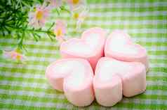 粉红色的棉花糖心形状