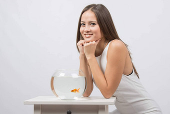 女孩坐在水族馆金鱼图片