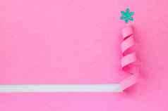 手工制作的圣诞节树减少粉红色的纸