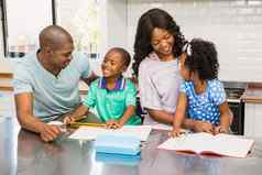 父母帮助孩子们家庭作业