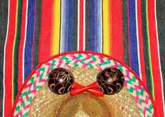 墨西哥传统的五五月地毯雨披马拉卡斯帽子
