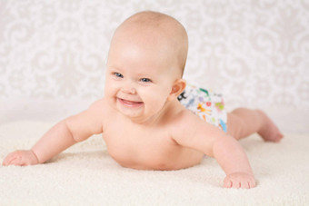 婴儿穿可重用的尿布