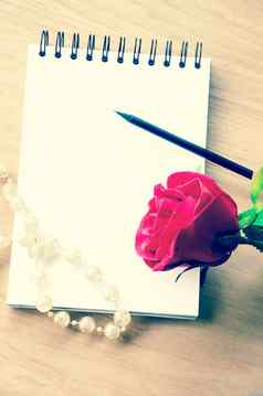 古董红色的玫瑰空白日记