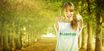 复合图像自然金发女郎穿志愿服务衬衫给拇指