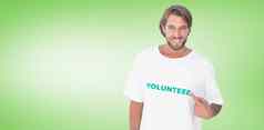 复合图像微笑男人。指出志愿者T恤