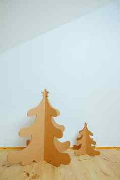 圣诞节树使纸板一年